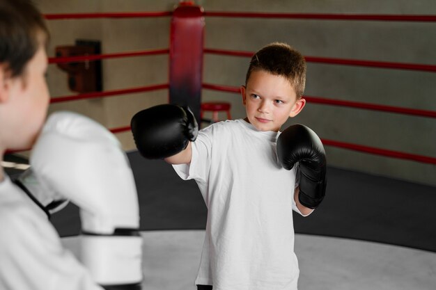 Vue latérale, enfants, apprendre, boxe