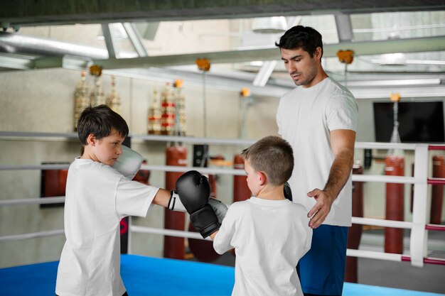 Vue latérale, enfants, apprendre, boxe