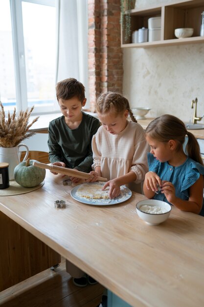 Vue latérale des enfants cuisinant ensemble