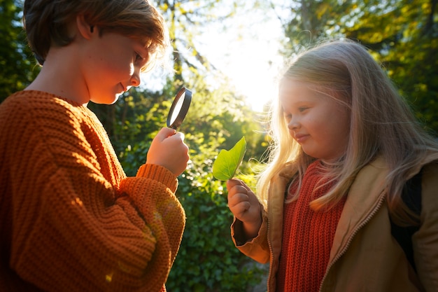 Vue latérale des enfants explorant la nature ensemble