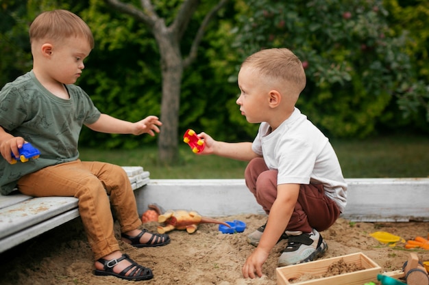 Photo gratuite vue latérale des enfants jouant à l'extérieur