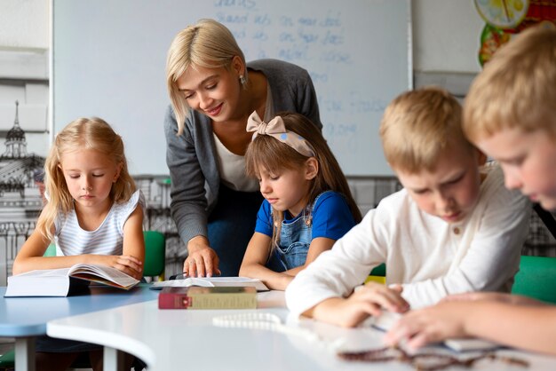 Vue latérale des enfants qui apprennent à l'école du dimanche