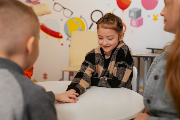 Photo gratuite vue latérale des enfants qui apprennent à l'école