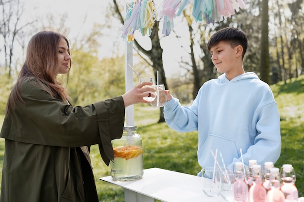 Vue latérale des enfants qui trinquent