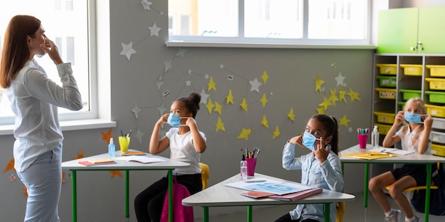 Vue latérale des enfants se protégeant avec des masques médicaux