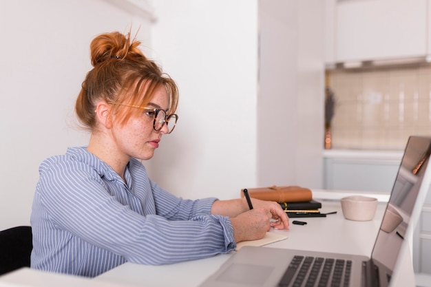 Photo gratuite vue latérale de l'enseignante à la maison pendant un cours en ligne