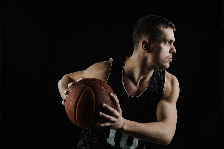 Photo gratuit vue latérale de l'entraînement d'un joueur de basket