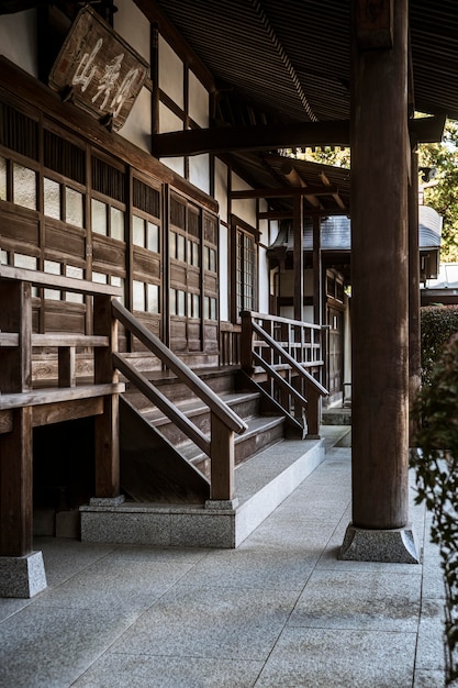 Photo gratuite vue latérale de l'entrée du temple japonais