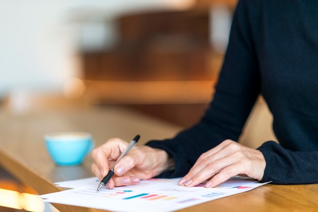 Vue latérale d'une femme d'affaires plus âgée travaillant avec des papiers