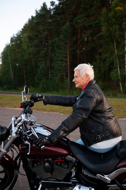 Photo gratuite vue latérale, femme âgée, à, moto