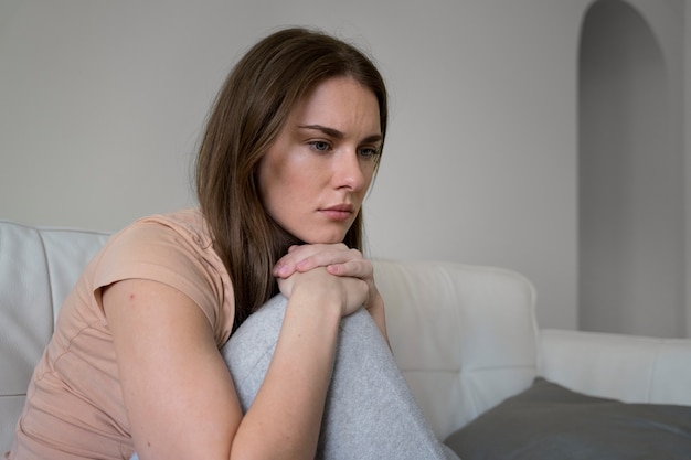 Photo gratuite vue latérale femme anxieuse à la maison