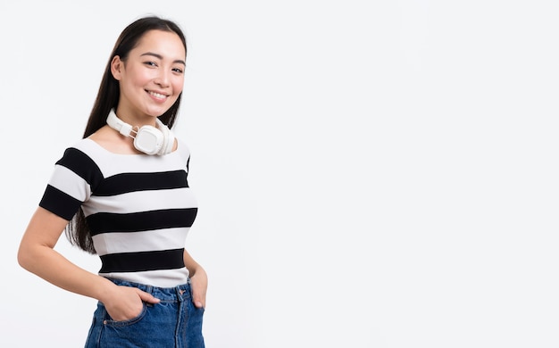 Vue latérale femme avec un casque