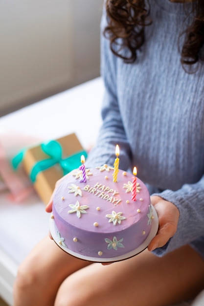 Vue latérale femme célébrant son anniversaire