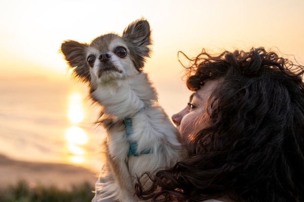 Photo gratuite vue latérale femme avec chien chihuahua