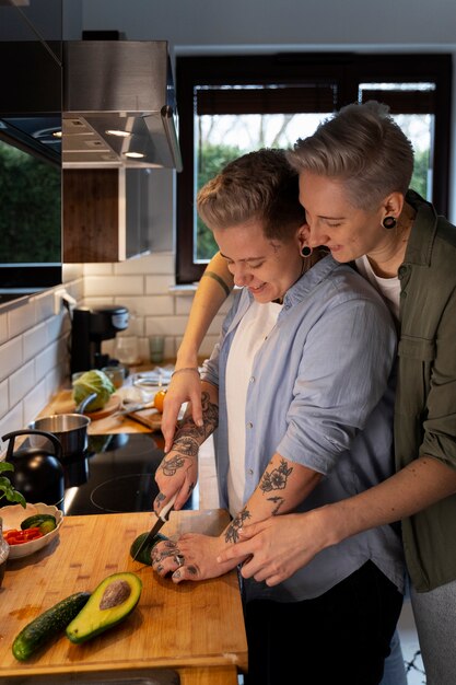 Vue latérale femme cuisine à la maison