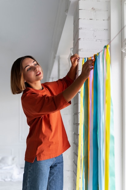 Photo gratuite vue latérale femme décorant la porte d'entrée