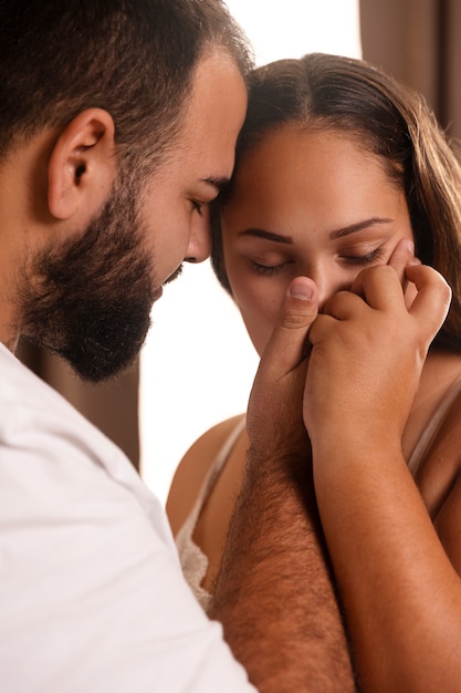 Photo gratuite vue latérale femme embrassant la main de la femme