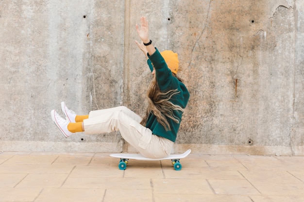 Vue latérale femme équitation planche à roulettes