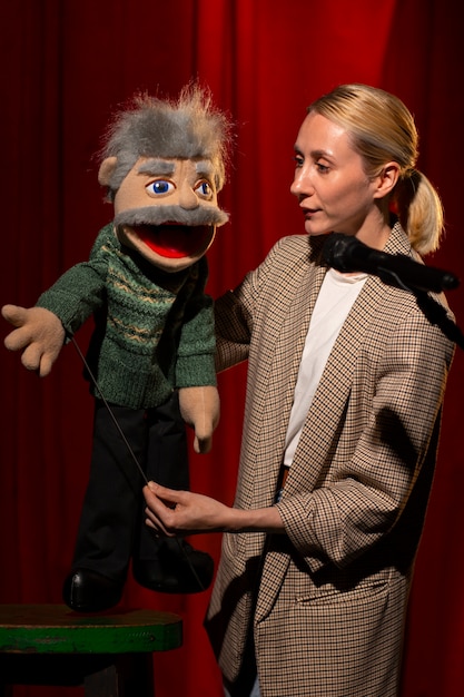 Vue latérale femme étant ventriloque