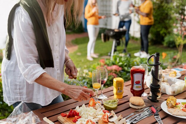 Vue latérale femme faisant des brochettes