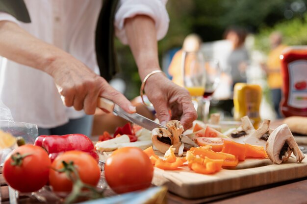 Vue latérale femme faisant des brochettes