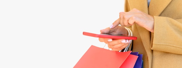 Vue latérale d'une femme faisant du shopping en ligne avec smartphone pour cyber lundi avec espace copie