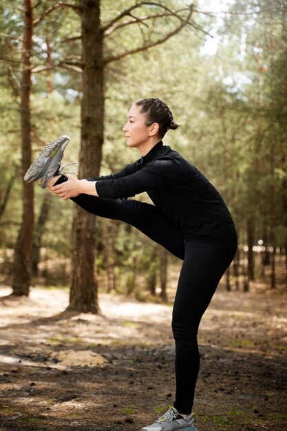 Vue latérale femme faisant du sport à l'extérieur