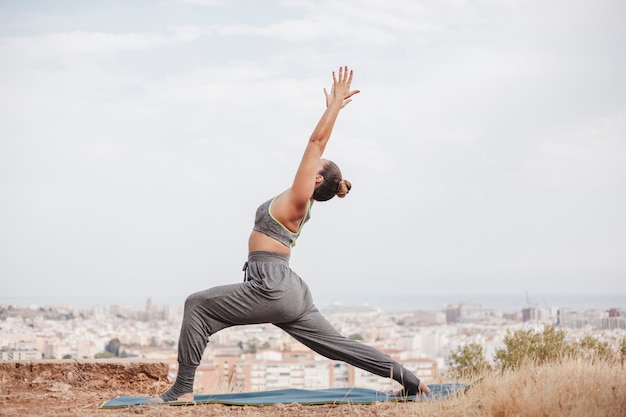 Vue latérale de la femme faisant un exercice de yoga