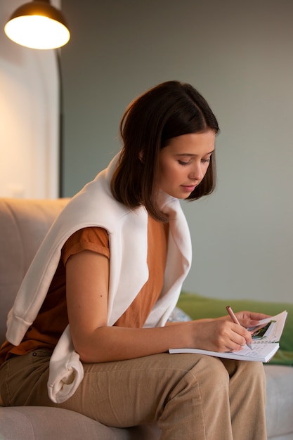 Photo gratuite vue latérale femme faisant un journal créatif