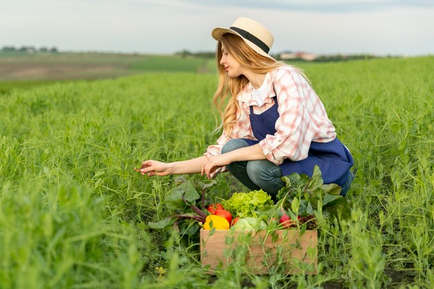 Vue latérale femme à la ferme