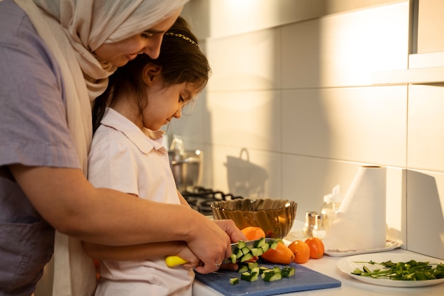 Vue latérale femme et fille cuisine