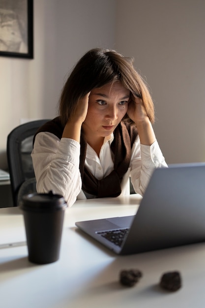 Vue latérale femme frustrée au bureau