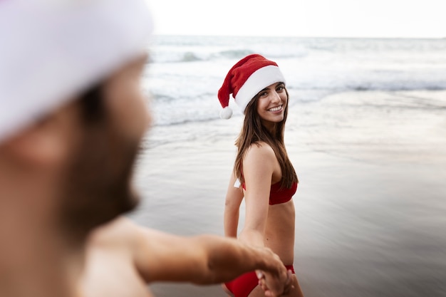 Vue latérale femme heureuse avec bonnet de noel