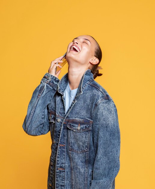 Vue latérale d'une femme heureuse, parler sur smartphone