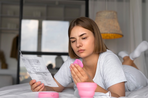 Vue latérale femme lisant sur la tasse