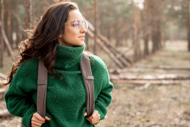 Vue latérale femme avec des lunettes