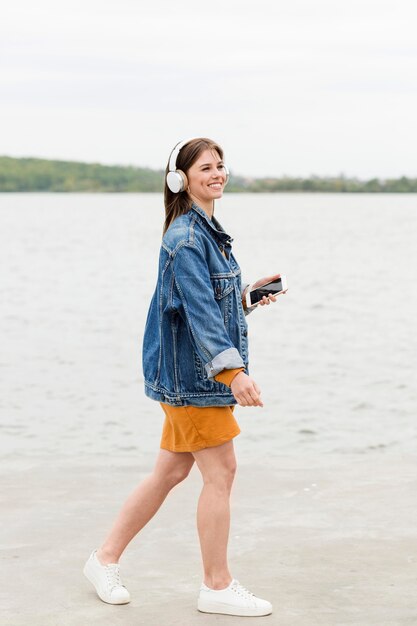 Vue latérale femme avec mobile et casque