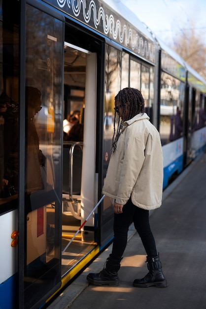 Photo gratuite vue latérale femme montant dans le bus