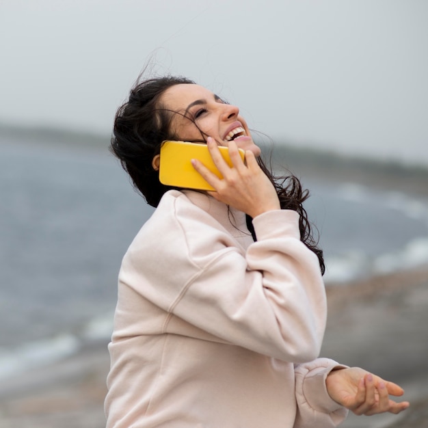 Vue latérale femme parlant au téléphone