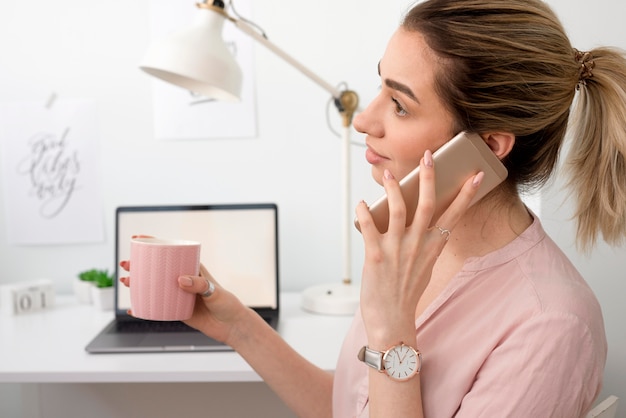 Vue latérale femme parlant au téléphone