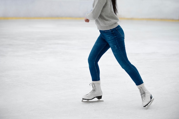 Photo gratuite vue latérale femme patinage sur glace