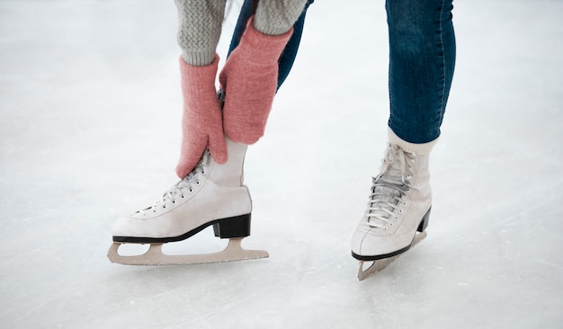 Vue latérale femme patinage sur glace