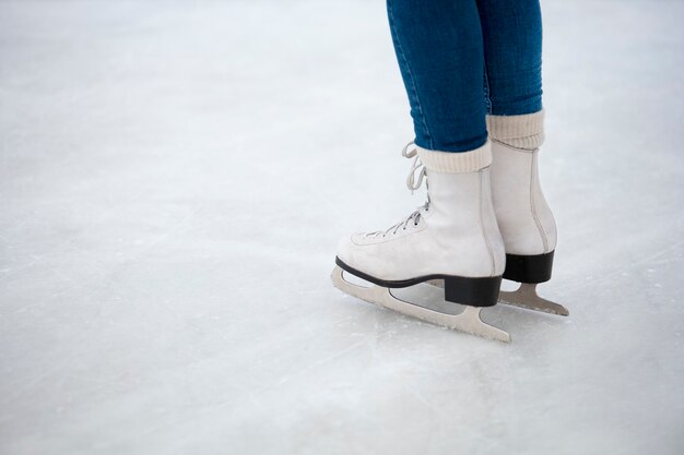 Photo gratuite vue latérale femme patinage sur glace