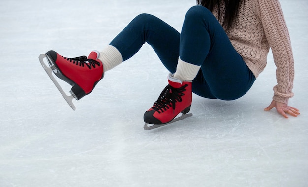 Vue latérale femme patinage sur glace