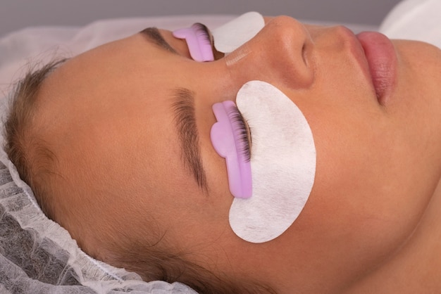 Vue latérale femme pendant la procédure de beauté