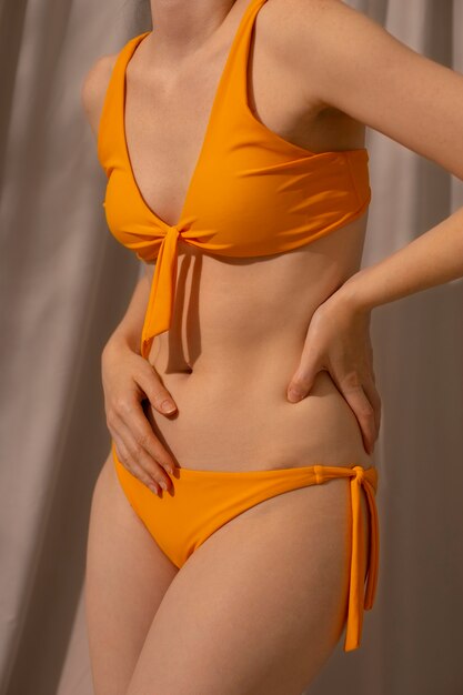 Vue latérale d'une femme posant en bikini