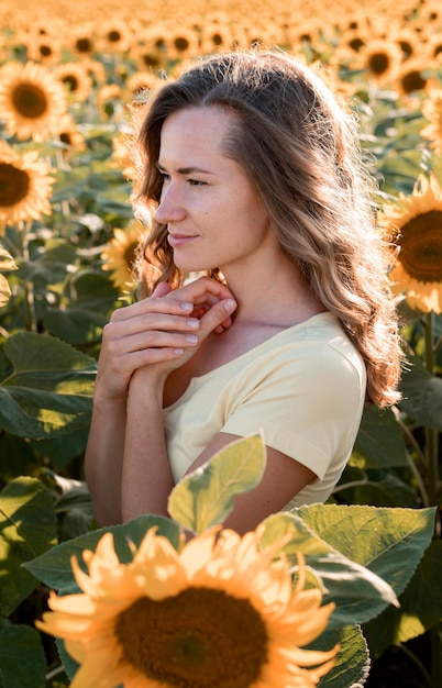 Vue latérale femme posant dans la nature