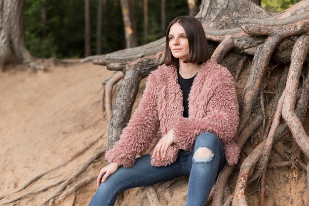 Vue latérale femme posant dans la nature