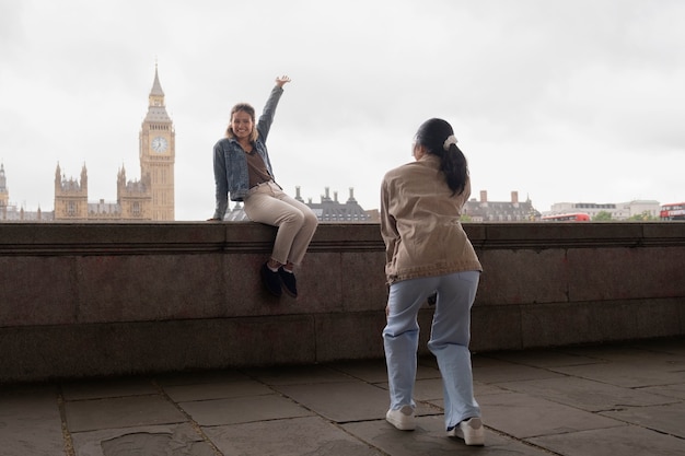 Photo gratuite vue latérale femme prenant des photos d'un ami