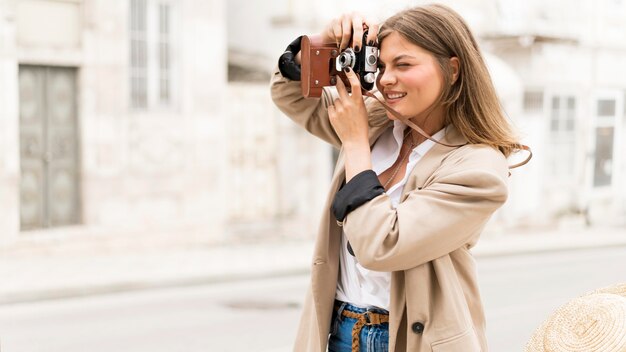 Vue latérale femme prenant des photos